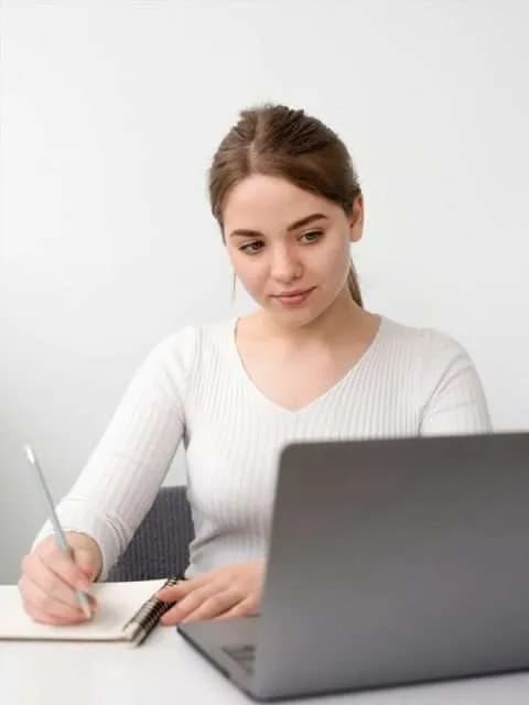 Studentessa durante sessione di Tutoring Online